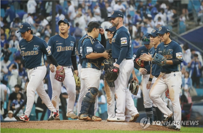 2025 KBO 포스트시즌 와일드카드 1차전 삼성 라이온즈와 NC 다이노스의 경기. NC가 4:1로 승리후 선수들이 기뻐하고 있다. / 사진=연합뉴스