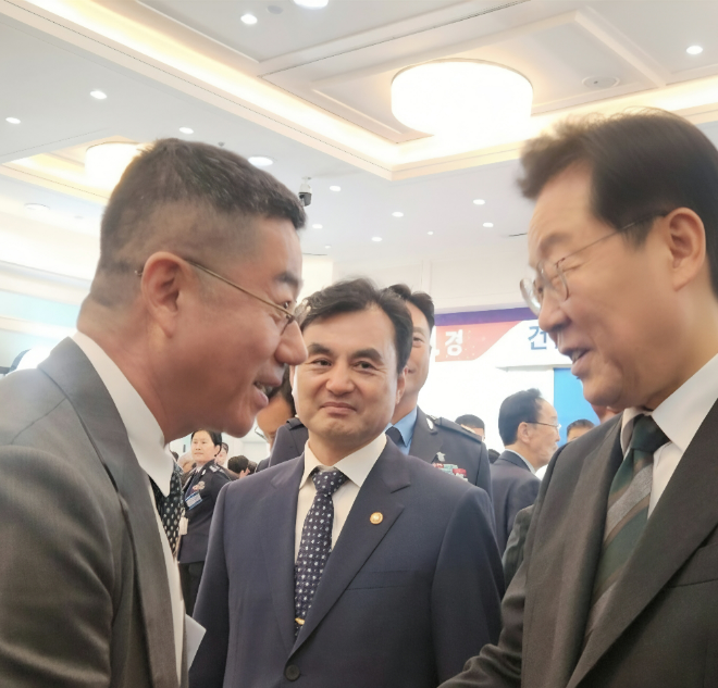 '제77주년 국군의 날'을 맞아 ’국민대표 77인‘ 기념식 행사장에서 이재명 대통령과 양종훈 교수(왼쪽)가 인사를 나누는 모습. (사진제공=상명대)