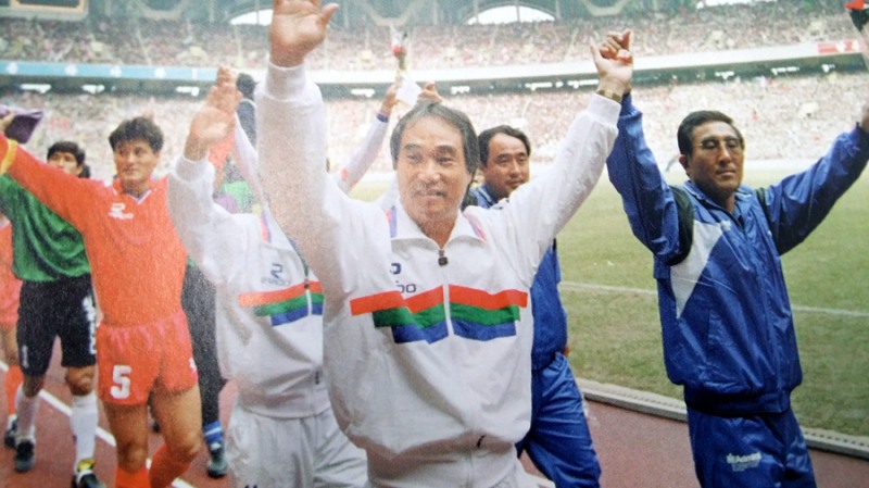 1990년 10월 11일 평양 5∙1 경기장에서 열린 남북통일축구경기대회에 출전한 남북한 선수들이 손을 맞잡고 경기장에 들어오고 있다.