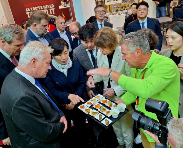 독일 연방농업식품부 알로이스 라이너 장관(앞줄 왼쪽 첫 번째)과 한국 농림축산식품부 송미령 장관(앞줄 왼쪽 두 번째)이 '아누가 2025' 행사장 내 풀무원 부스를 방문해 두부텐더, 식물성 스테이크 등 풀무원의 식물성 지향 혁신제품을 직접 체험하고 있다.