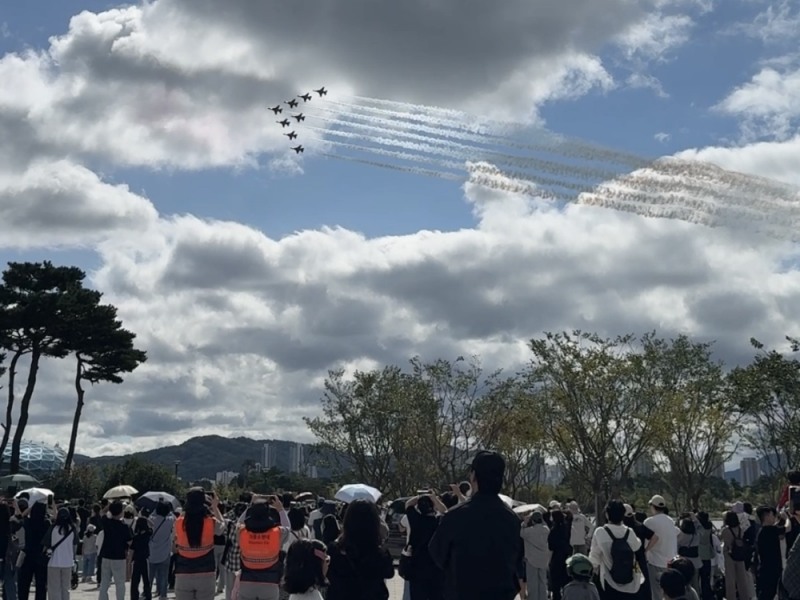 ‘2025 세종한글축제' 개막에 앞서 선보인 블랙이글 에어쇼