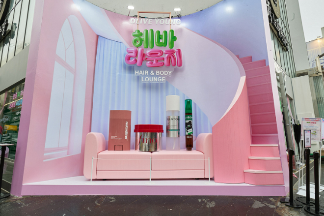 오는 26일까지 '트렌드팟 바이 올리브영홍대'에서 진행하는 팝업스토어 '올리브영 헤바 라운지'의 전경 ⓒ CJ올리브영