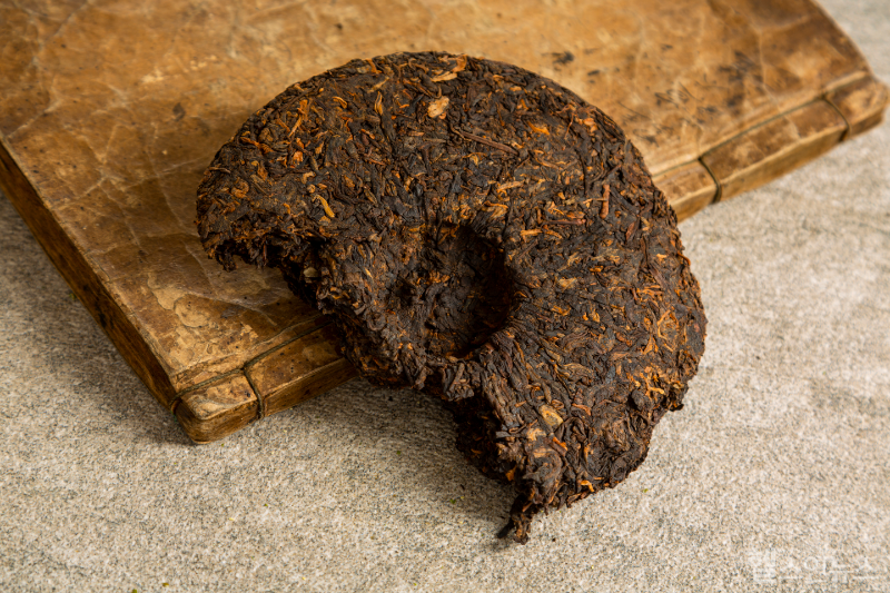 보이차는 수확한 찻잎을 덖어 산화를 멈춘 뒤 햇볕에 건조하고 이후 일정한 습도와 온도에서 장기간 숙성시키는 과정을 거친다. (클립아트코리아)