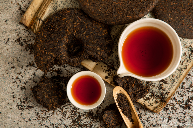 보이차는 은은한 흙내음과 함께 묵직하고 깊은 맛이 특징이며 숙성 정도에 따라 부드러운 단맛과 고소한 향이 더해진다. (클립아트코리아)