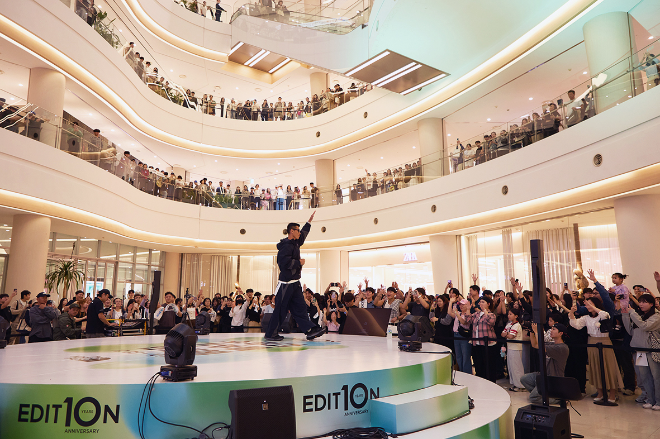 4일 서울 영등포 타임스퀘어에서 열린 '노스페이스 에디션' 10주년 기념 행사에 참가한 노스페이스 홍보대사 션(사진제공 노스페이스)