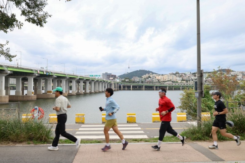오세훈 서울시장이 추석 연휴 마지막 날인 9일, 러닝 번개 '한강런'에 참가한 시민들과 반포한강공원을 달리고 있다.(서울시 제공)