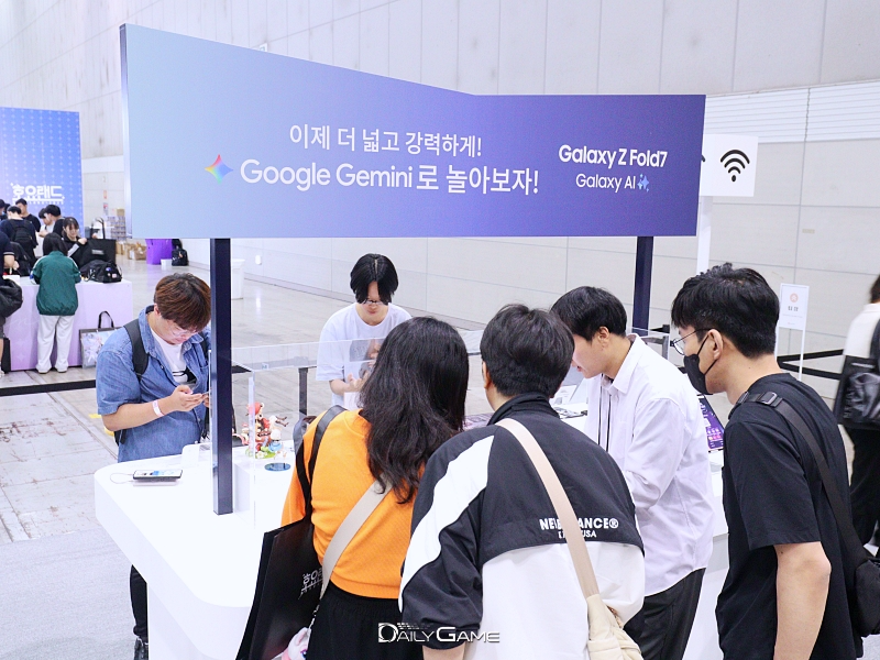 최신 스마트폰으로 구글 인공지능(AI)을 체험하는 부스도 관람객의 발걸음이 끊임없이 이어졌다.