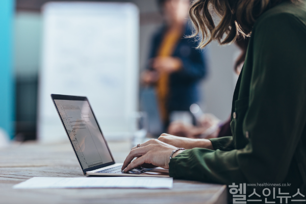헬스인뉴스 아카데미가 AI 기술 기반 실무자 교육을 통해 병원 내부 콘텐츠 제작과 마케팅 혁신을 지원하고 있다. (사진 제공=클립아트코리아)