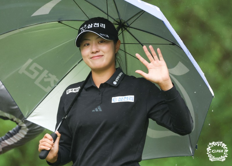 서교림이 카메라를 향해 포즈를 취하고 있다. /KLPGA