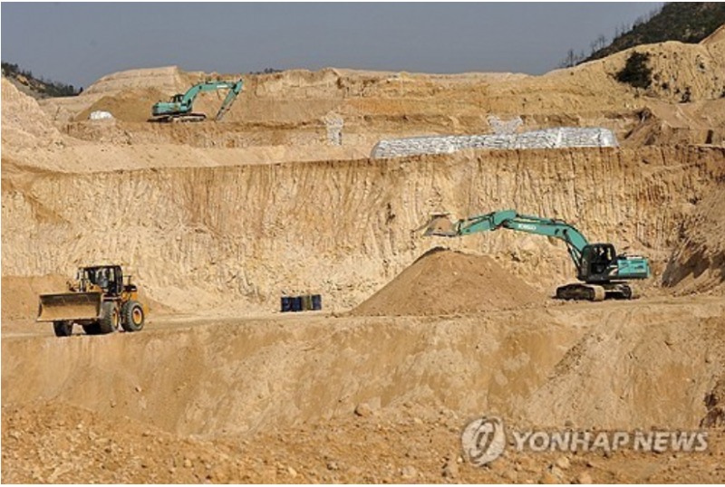 중국 상무부는 10일 '역외(해외) 희토류 물자 수출 통제 결정'을 통해 희토류 수출 통제를 강화하겠다고 발표했다. 사진=AP, 연합뉴스