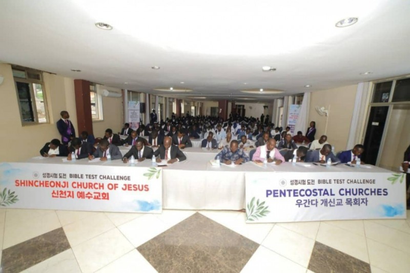 지난달 27일 신천지 우간다교회에서 공개 성경 시험을 보는 목회자와 성도의 모습.