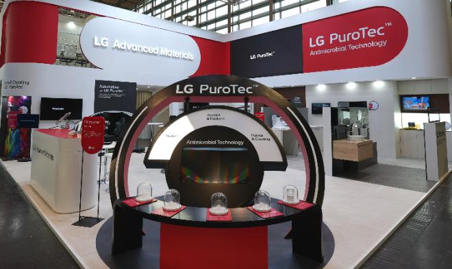LG전자가 독일에서 열리는 K 2025에 참가해 항균 기능성 소재 ‘퓨로텍(PuroTec™)’을 선보였다. LG전자는 부스에 세탁기·냉장고 등 가전을 비롯해 의류, 소파, 욕실 용품, 자동차 시트 등 퓨로텍을 적용한 다양한 제품을 전시하며 LG전자의 기술 경쟁력을 강조했다.