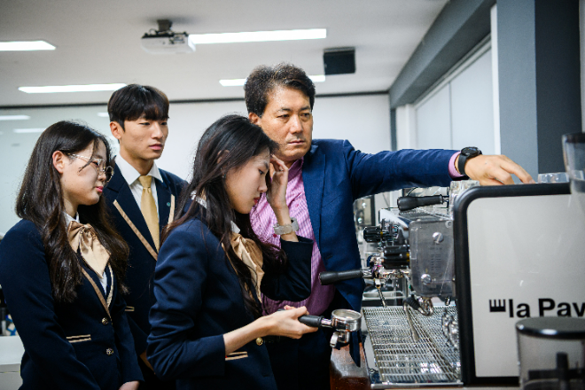 가톨릭관동대 트리니티융합대학 호텔관광경영학전공 학생들이 현장 중심의 실습교육을 하고 있는 모습. (사진제공=가톨릭관동대)