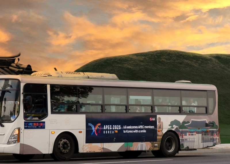 LG가 경주 시내버스에 2025년 APEC 정상회의를 알리는 래핑광고를 하고있다. 사진은 경주에서 운행 중인 시내 버스모습./LG