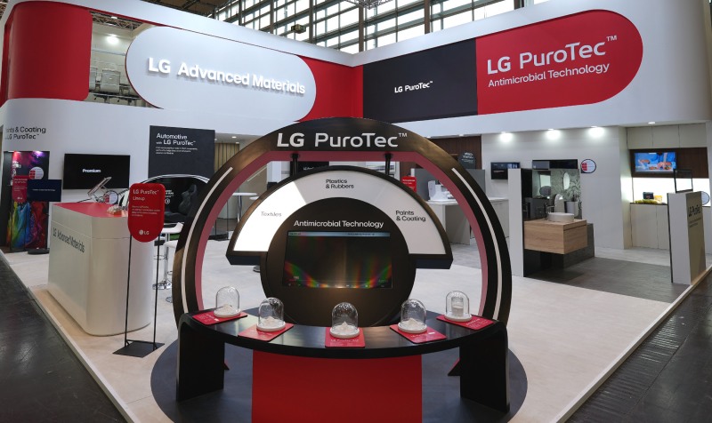 LG전자가 독일에서 열리는 K 2025에 참가해 항균 기능성 소재 ‘퓨로텍(PuroTec™)’을 선보였다. LG전자는 부스에 세탁기·냉장고 등 가전을 비롯해 의류, 소파, 욕실 용품, 자동차 시트 등 퓨로텍을 적용한 다양한 제품을 전시하며 LG전자의 기술 경쟁력을 강조했다./LG전자