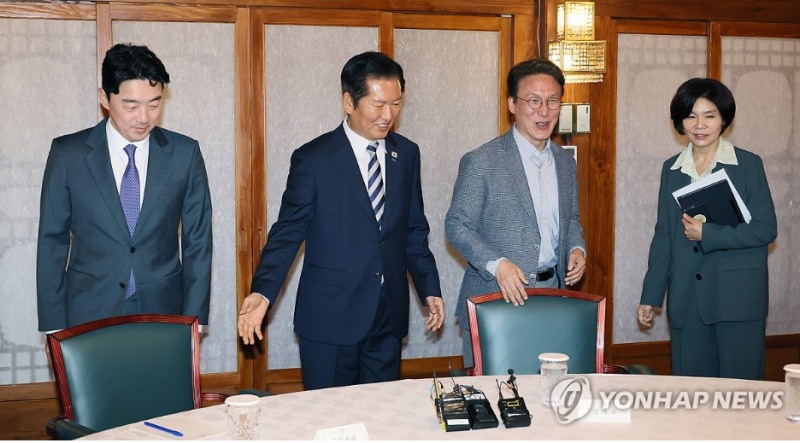 김민석 국무총리가 12일 서울 종로구 총리공관에서 열린 고위당정협의회에서 더불어민주당 정청래 대표 등 참석자들과 대화하고 있다. 사진=연합뉴스