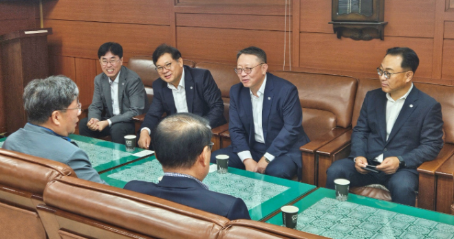 정진완 우리은행장이 지난 10일 연휴 첫 일정으로 남대문시장 및 시장상인회를 방문해 소상공인의 어려움을 청취하고, 은행의 맞춤형 지원 방안을 함께 논의하고 있다. ⓒ 우리은행