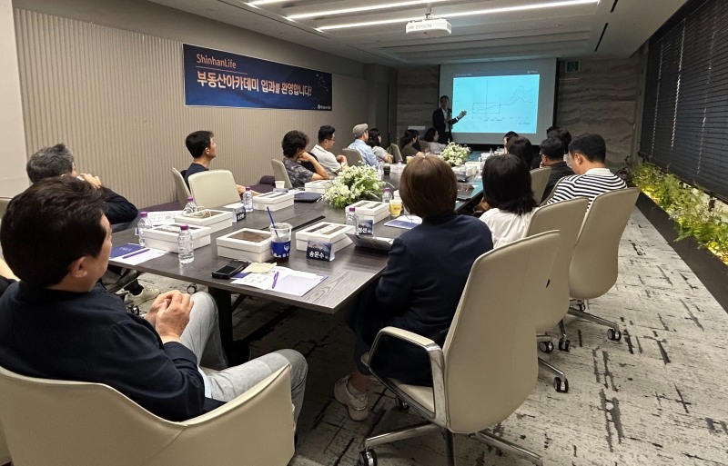 지난 9월 진행한 신한라이프 ‘2025 WM 부동산 아카데미’에서 고객들이 전문 강사의 강의를 듣고 있다./신한라이프
