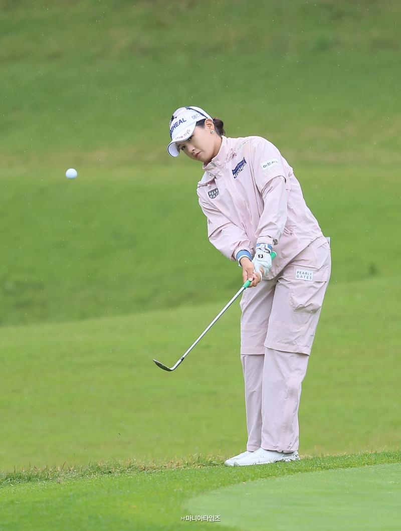어프로치샷 하는 박현경