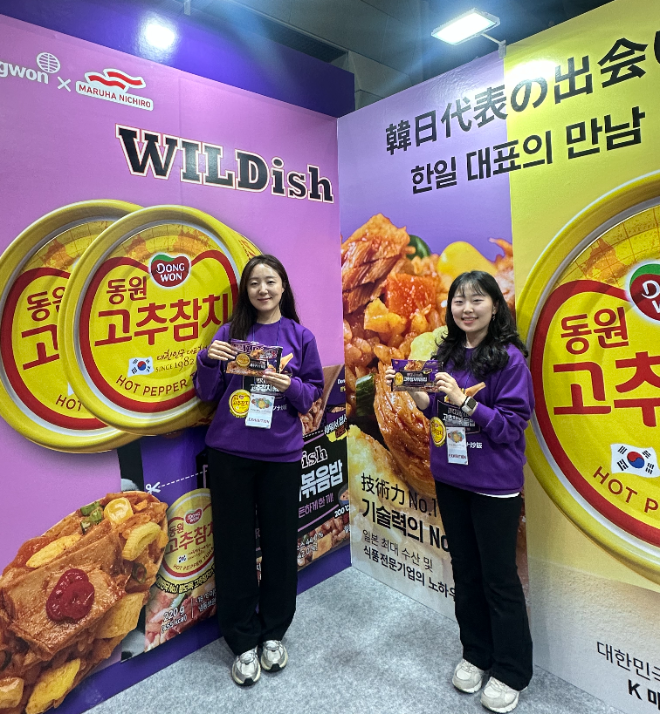 12일 서울 코엑스에서 열린 한일축제한마당에 참가한 동원F&B 직원이‘WILDish 고추참치볶음밥’을 들고 포즈를 취하고 있다. ⓒ 동원F&B