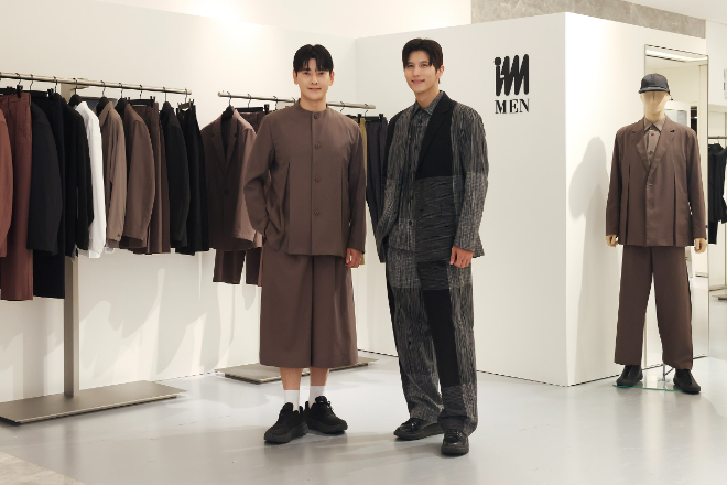 신세계백화점 강남점 7층 ‘아임 맨(IM MEN)’ 팝업스토어 공간에서 모델들이 상품을 입고 소개하고 있는 모습 ⓒ 신세계백화점