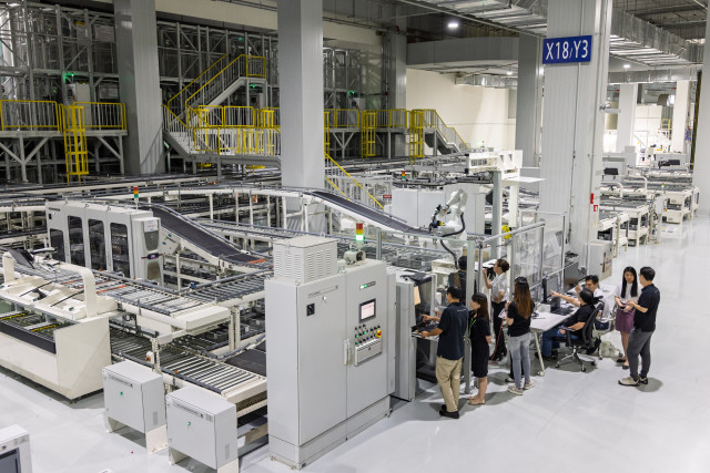 ‘현대차그룹-NTU-A*STAR 기업 연구소(Hyundai-NTU-A*STAR Corporate Lab)’ 연구원들이 HMGICS에서 연구하는 모습 (현대자동차그룹 제공)