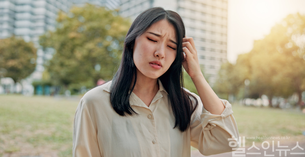 이석증은 50~60대에서 흔히 발생하는 어지럼증 질환으로, 조기 진단과 체위 교정 치료가 중요하다. (사진 제공=클립아트코리아)