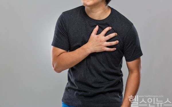 기흉은 젊은 남성에게도 흔하지만, 고령자나 기존 폐질환 환자에게는 더 위험해 빠른 진단과 치료가 중요하다. (사진 제공=클립아트코리아)