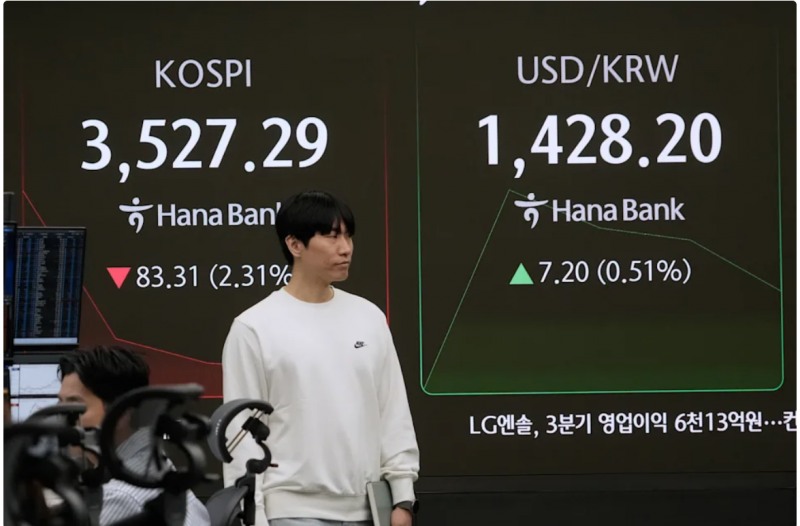 원-달러 환율이 13일 서울 외환시장에서 기재부와 한은의 구두개입 경고에도 달러당 1430원까지 급등하고 있다. 사진=AFP, 연합뉴스