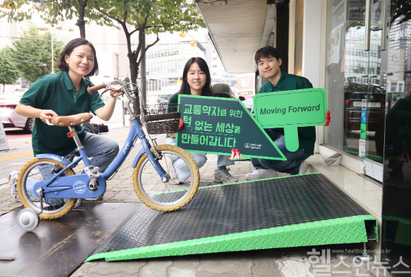 한국베링거인겔하임 임직원들이 무빙포워드 캠페인의 일환으로 서울 중구 약수동에 위치한 주요 시설 및 점포 10곳에 직접 경사로를 설치했다. (사진 제공=한국베링거인겔하임)