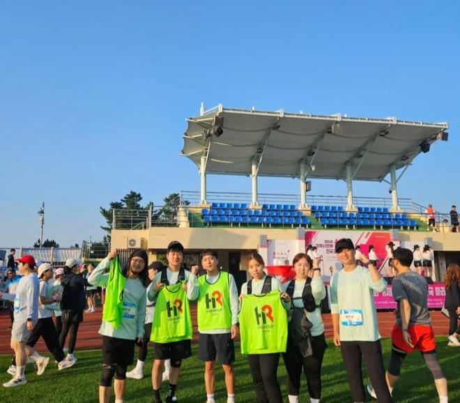 ‘제8회 거제시장배 섬꽃 전국마라톤대회’에 참가한 HR그룹 김해1캠프 러닝 동호회 ‘던미스’ 회원 6명(왼쪽부터 김민관, 박근우, 최병일, 이나린, 김란, 백우성)이 함께 기념촬영을 하고 있다./HR그룹 미디어팀 제공