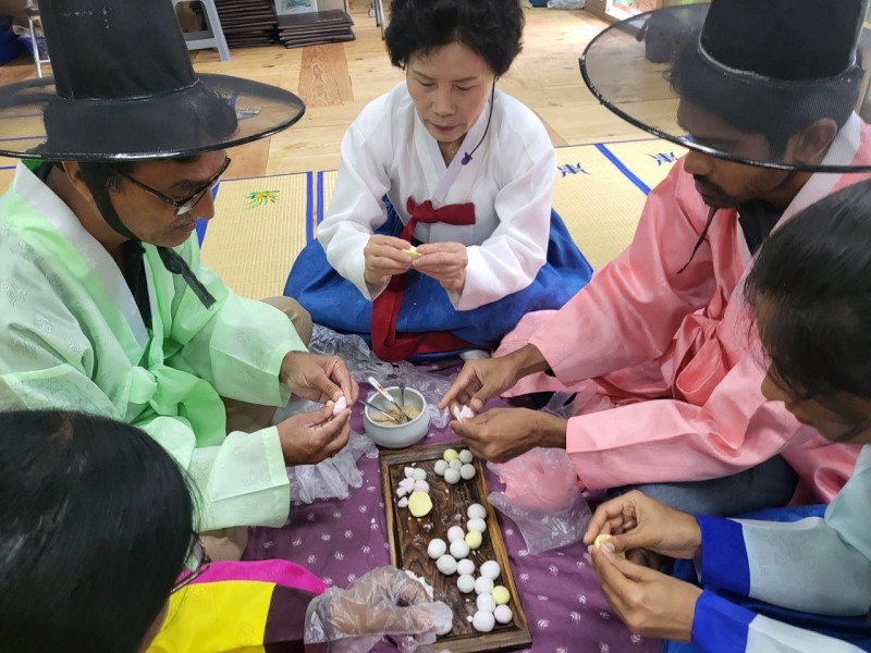 지난 3일 순천시 외국인들이 선비문화체험학습관에서 송편만들기 체험을 하고 있는 모습 (사진제공=순천시)
