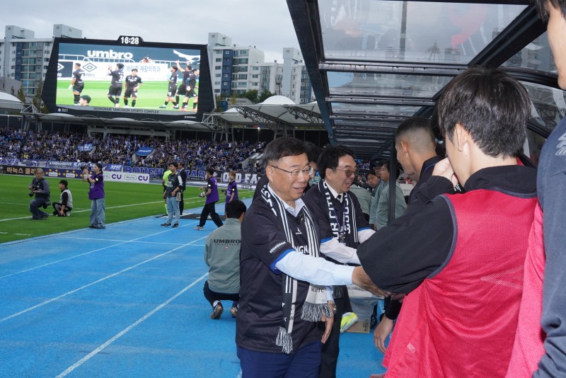 신상진 성남시장,성남FC 홈경기 찾아 선수단 격려