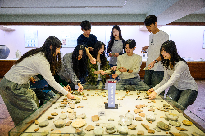 ‘역사문화 탐방 체험행사’에 참여하고 있는 학생들. (사진제공=가톨릭관동대)