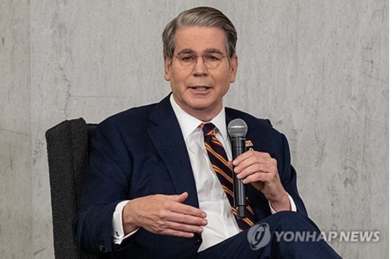 스콧 베선트 미재무장관은 13일(현지시간) 폭스 비즈니스와의 인터뷰에서 "주말 사이에 상당한 소통이 있었다"고 밝혔다. 사진=EPA, 연합뉴스