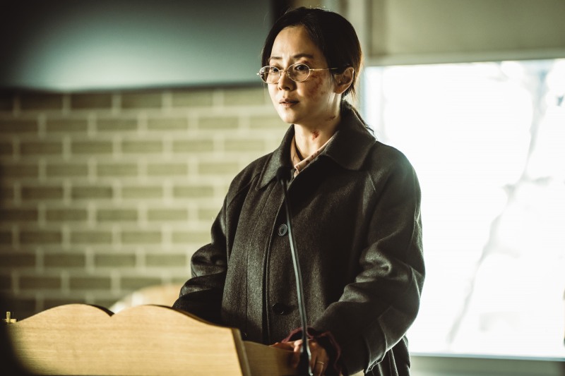 ‘구원자’ 송지효, 가족의 행복을 위해 기적을 바라는 선희로 완벽 변신…갈망이 욕망으로 변해가는 입체적인 캐릭터