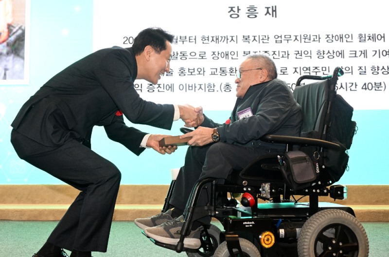오세훈 서울시장이 우수자원봉사자에게 시상을 하고 있다.