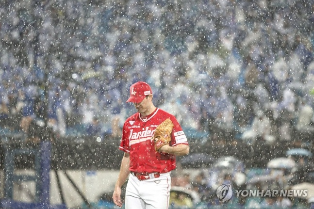 갑자기 쏟아지는 비에 중단되는 프로야구 준PO 3차전 / 사진=연합뉴스