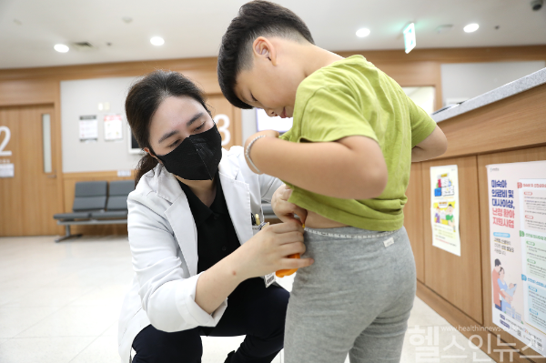 소아 청소년의 경우 허리 엉덩이 비율이 남아 0.825, 여아 0.875를 초과할 경우 지방간 발생과 뚜렷한 연관성을 보였다. 최유진 일산백병원 소아청소년과 교수가 소아의 허리와 엉덩이 둘레를 측정하고 있다. (사진 제공=인제대학교 일산백병원)