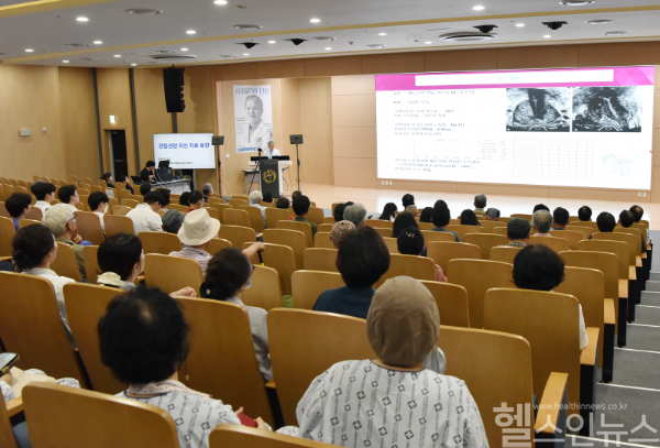권동득 화순전남대병원 비뇨의학과 교수가 전립선암 최신 치료 동향을 주제로 강연하고 있다. (사진 제공=화순전남대병원)