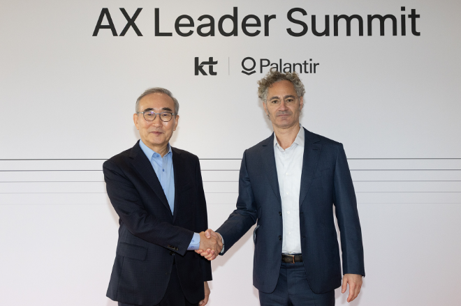 KT가 글로벌 AI 플랫폼 기업 팔란티어와 한국에서 첫 CEO 회동을 갖고, 국내 산업 전반에 팔란티어 플랫폼을 확산시키기 위한 방안을 논의했다고 14일 밝혔다. ⓒ KT