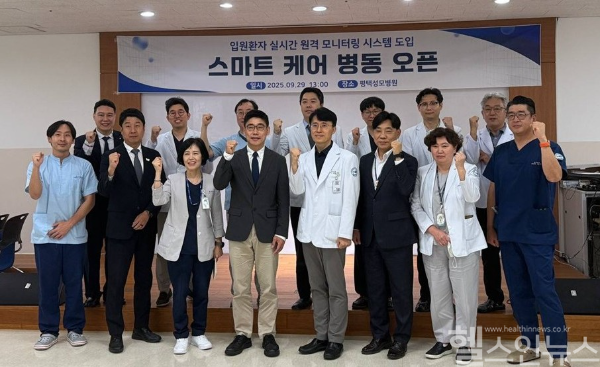 평택성모병원 관계자들과 대웅제약, 씨어스테크놀러지 임직원들이 씽크 도입 기공식을 기념해 단체사진을 찍고 있다. (사진 제공=대웅제약)