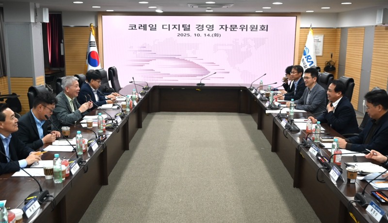 한국철도공사(코레일)가 14일 서울사옥에서 ‘디지털경영자문위원회’를 열고, 국가철도망 확대 등 철도 환경 변화에 대비해 정보통신기술(ICT) 인프라 확충을 추진키로 했다./한국철도공사