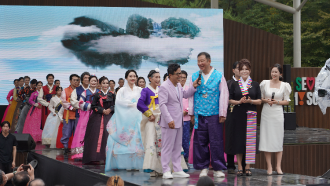 ‘농구의 전설’ 허재가 패션쇼 무대에 섰다. 지난 11일 서울 어린이대공원 열린무대에서 열린 ‘제2회 LUXX 2025 키즈·시니어 문화화합 페스티벌’ 2일 차 행사에서 특별 모델로 참여해 런웨이를 걸었다.