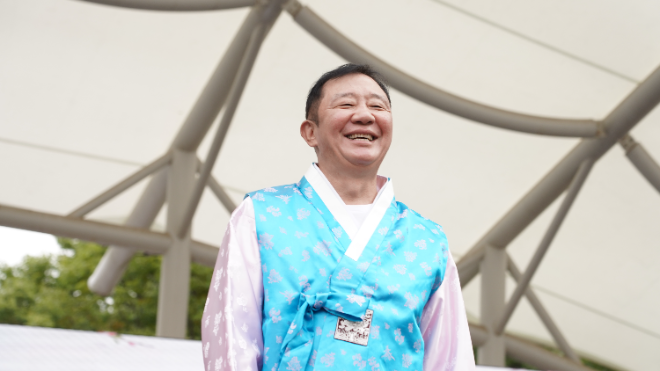 ‘농구의 전설’ 허재가 패션쇼 무대에 섰다. 지난 11일 서울 어린이대공원 열린무대에서 열린 ‘제2회 LUXX 2025 키즈·시니어 문화화합 페스티벌’ 2일 차 행사에서 특별 모델로 참여해 런웨이를 걸었다.