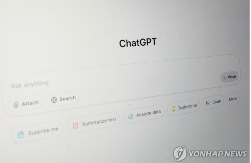 월마트가 오픈AI의 챗GPT 즉시 결제 기능을 이용해 상품 구매가 가능하도록 손 잡으면서 온라인 쇼핑에 AI 기능이 본격적으로 도입될 것으로 전망된다. 자료=AP, 연합뉴스