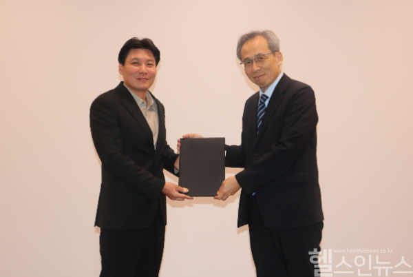(좌)박병규 해운대백병원 소아정형외과 교수, (우)오창욱 대한소아청소년정형외과학회 회장 (사진 제공=해운대백병원)