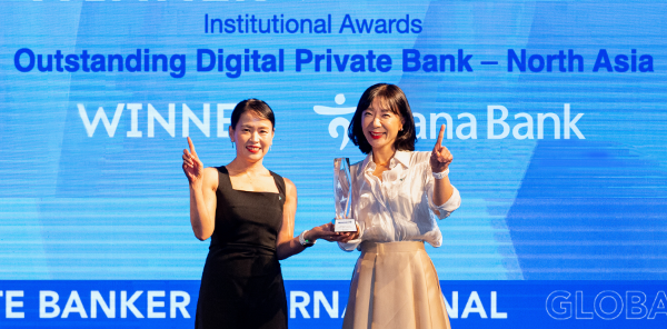 하나은행은 지난 9일(현지시각) 싱가포르에서 개최된 글로벌 금융전문매체 PBI(Private Banker International)가 주최한 ‘제35회 글로벌 PB어워드(Global Wealth Awards 2025)’에서 『북아시아 최우수 디지털 PB은행상(Outstanding Digital Private Bank-North Asia)』을 수상했다. 이날 시상식에서 개인부문을 수상한 이준순 Gold PB부장(사진 왼쪽)과 박신정 VIP PB부장(사진 오른쪽)이 상패를 들고 기념촬영을 하고 있다.