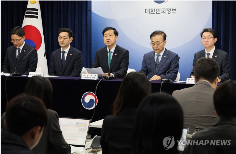 정부는 15일 국토교통부 기회재정부 등 부동산관계장관 회의를 열고 서울 전역과 경기도 12개 지역을 토지거래허가구역으로 지정했다. 사진=연합뉴스