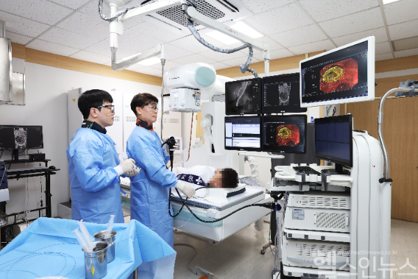 이홍식 췌장담도센터장이 췌장담도내시경(ERCP) 시술을 시행하고 있다. (사진 제공=삼육서울병원)